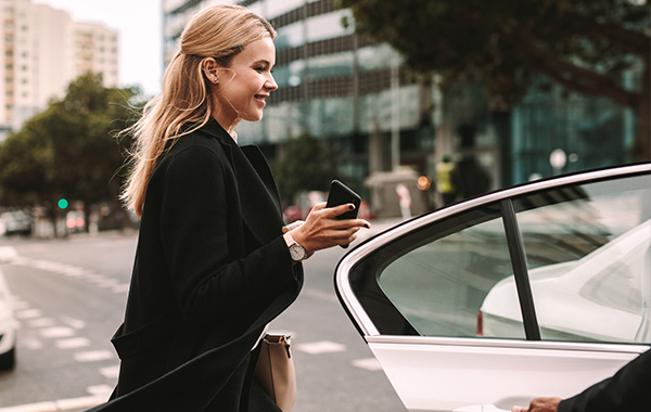 Frau steigt in ein Taxi