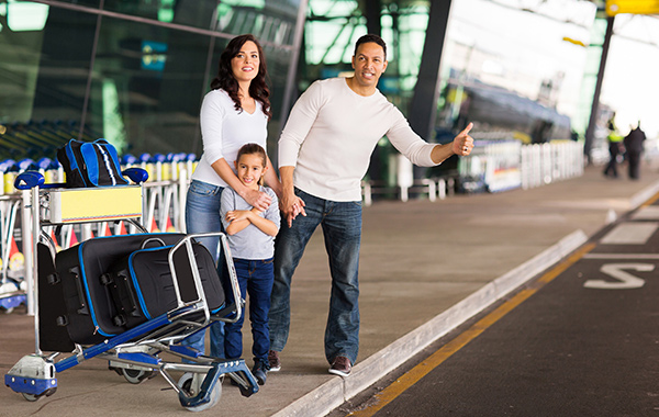 Familie am Flughafen